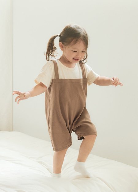 BABY假兩件吊帶連身包屁衣-駝色1