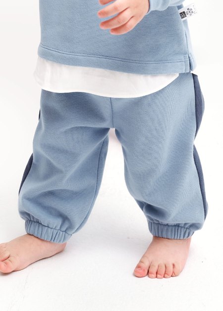 BABY撞色剪接束口褲-淺藍1