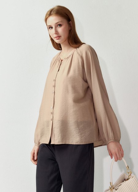 簡約圓領縮褶廓型孕哺襯衫-卡其1