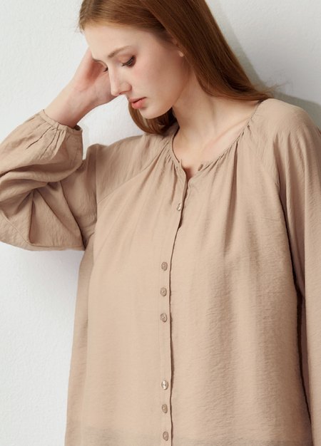 簡約圓領縮褶廓型孕哺襯衫-卡其3