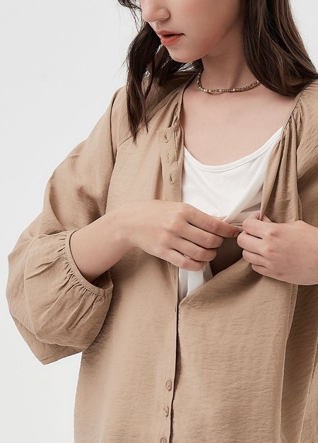 簡約圓領縮褶廓型孕哺襯衫-卡其2