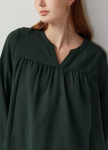 小V領細褶孕哺上衣-深綠1